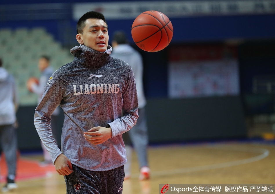 辽宁队全员围成一圈,在教练带领下进行赛前最后动员,郭艾伦站在圈中神情坚定,全队士气高昂,准备迎接今晚的激战。