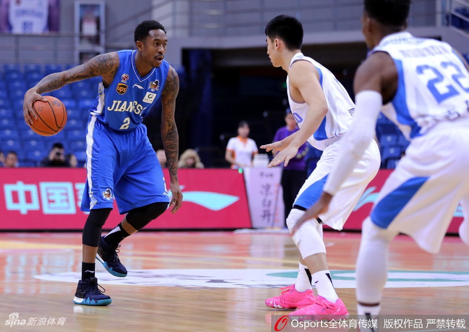 梅斯在布鲁克斯长臂笼罩下艰难出手，皮球轨迹略显扭曲