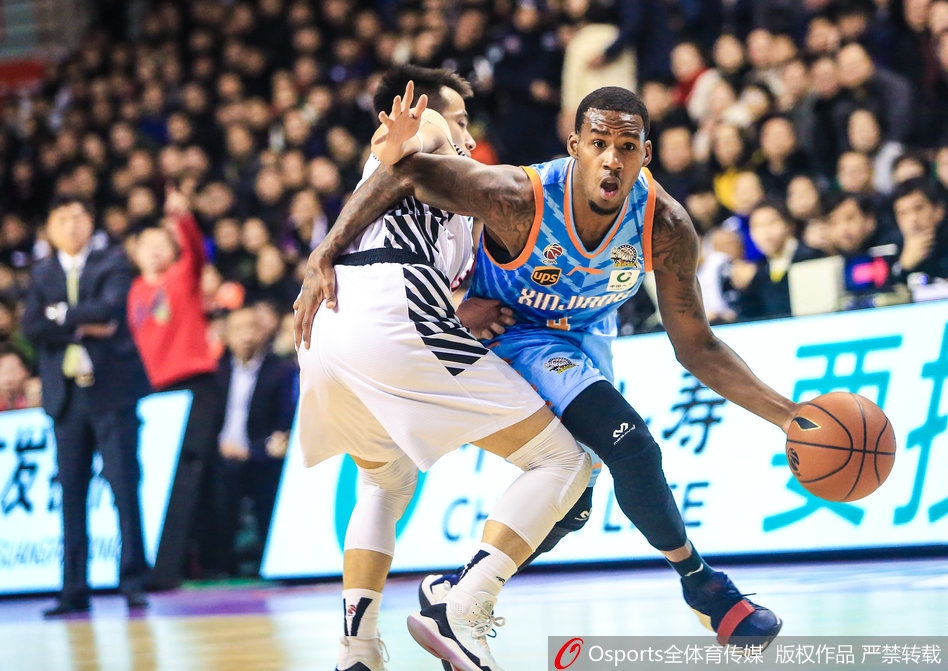 胡明轩面庞青涩却眼神坚毅，他在三分线外手起刀落，篮球划过一道完美的弧线空心入网。