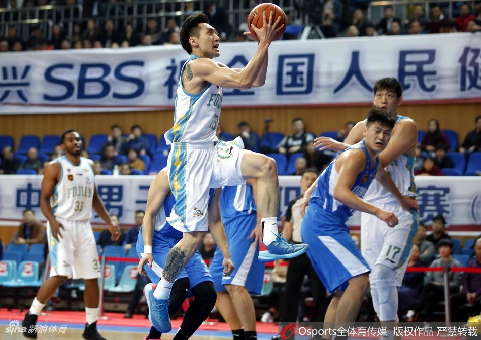 陈林坚外线手起刀落,皮球划过一道完美弧线空心入网,瞬间点燃主场球迷的激情。