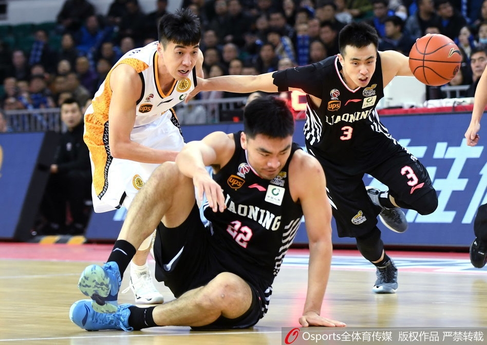 钟诚在底角稳稳出手三分,皮球划过一道完美弧线空心入网,这一刻他挥拳怒吼,成为辽宁队反超比分的关键X因素。