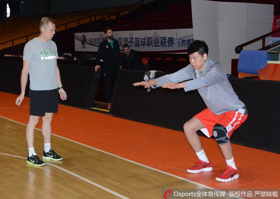 王汝恒运球突破，眼神坚毅如铁，面对防守悍将毫无惧色，展现出核心后卫的担当。