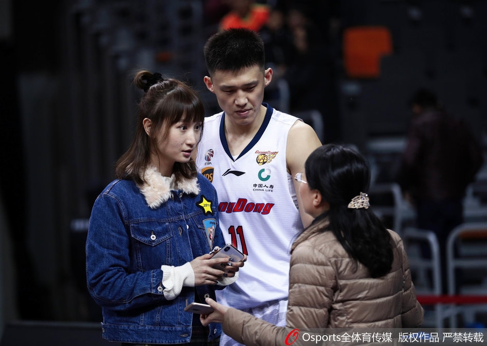 在喧嚣的球场和助威的人潮中，周鹏的妻子目光清澈，默默为爱人祈祷，这一刻温情仿佛凝固了整个赛场。