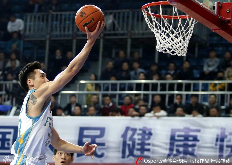 赵泰隆面对防守毫无惧色,稳稳出手三分,眼神中充满了必胜的坚定与自信。