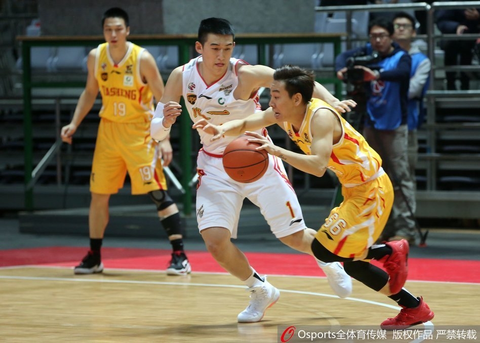 八一球员刘航初在比赛中面对同曦防守球员强行突破,眼神中充满了对胜利的渴望与坚定。