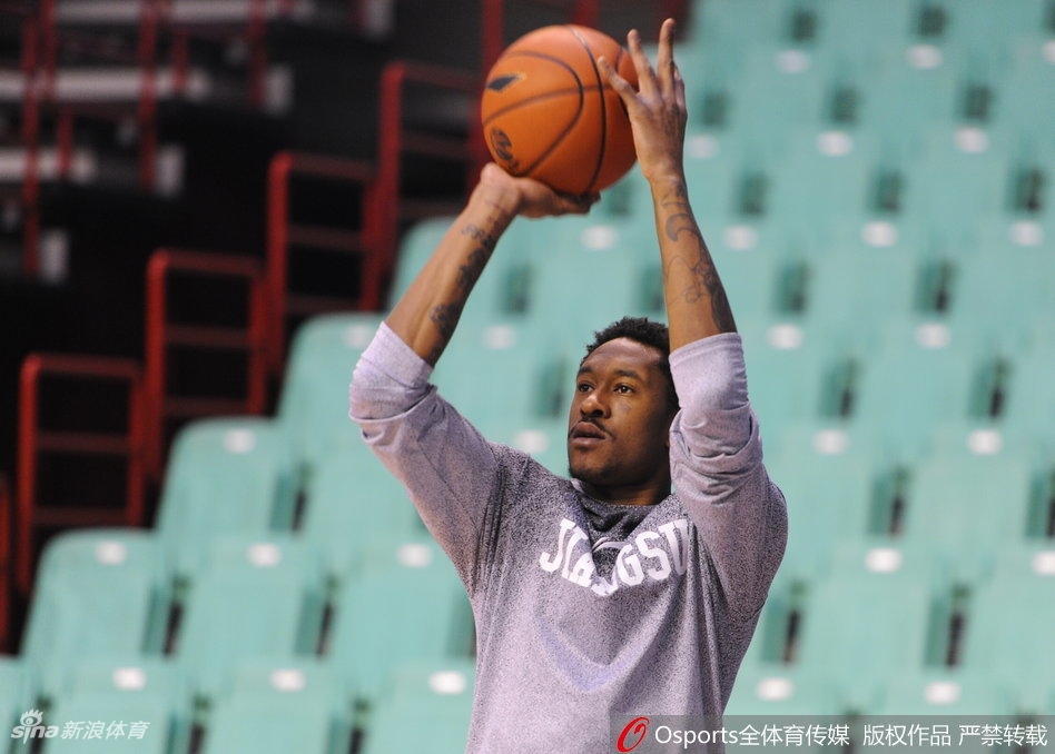 全景镜头下，布鲁克斯、哈德森和巴斯三人站在训练馆中央，他们构成了画面的焦点，周围的训练设施和队友都成了背景，这一刻的友谊超越了球队之间的竞争关系。