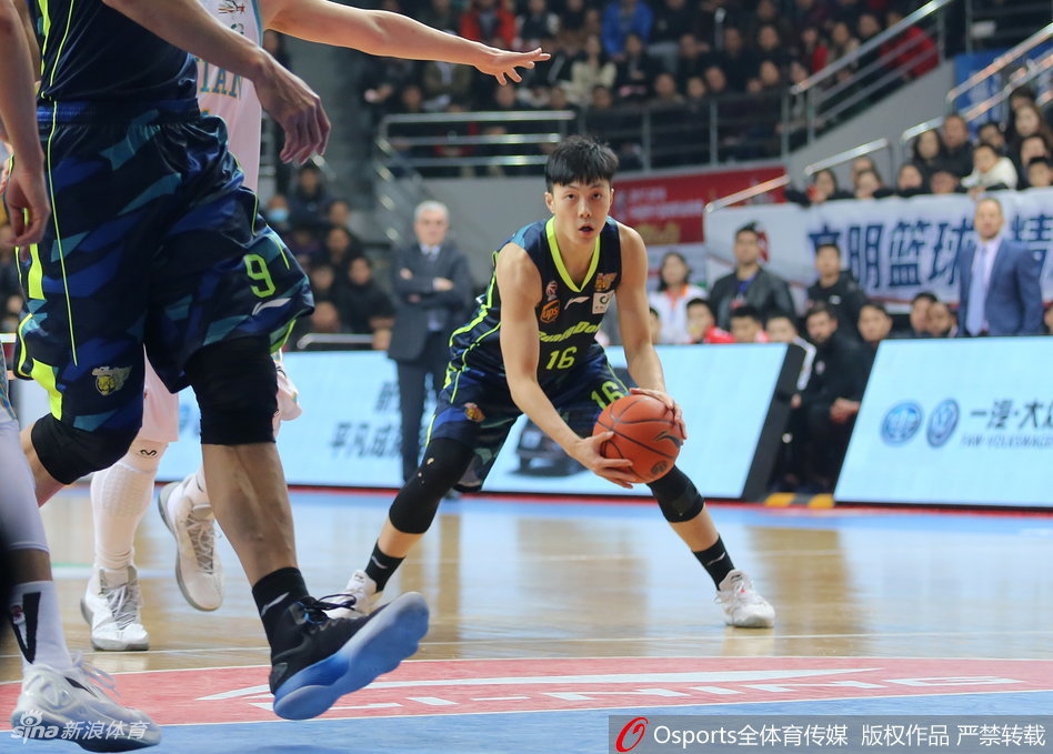 福建队外援哈里斯面对易建联的长臂干扰，依然果断出手，篮球在空中划出一道美妙的弧线直奔篮筐