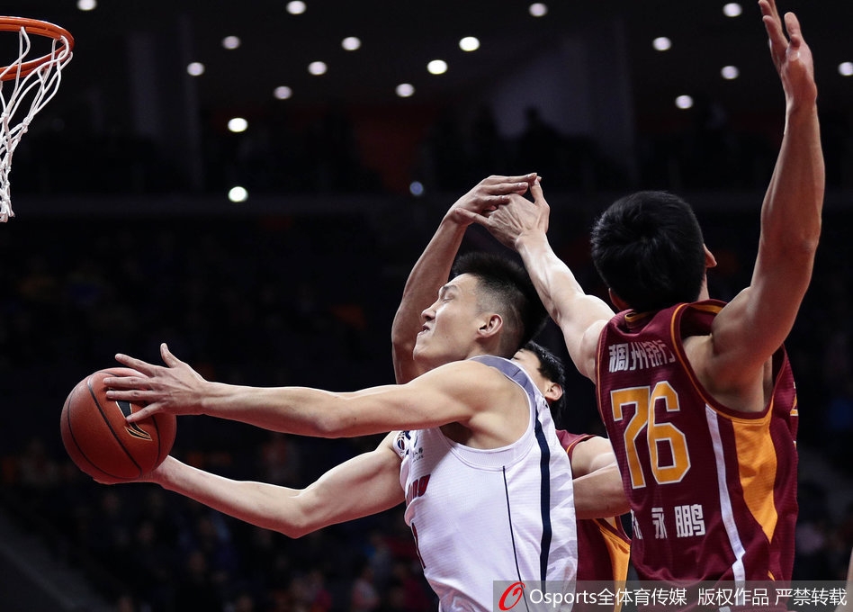 赵继伟面对深圳双人夹击，眼神却望向远端跑位的队友。他身体扭曲中送出手术刀般精准的击地传球，这一瞬的鞍山保罗，用球商诠释了何为顶级控卫的大局观。