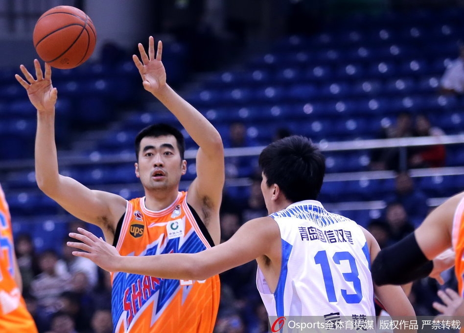 青岛队中锋苏伟在篮下与上海队张兆旭激烈卡位，肌肉碰撞，全力争夺篮板球优势