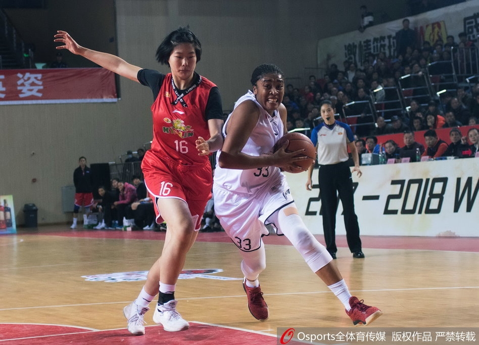 赛场瞬间，皮球刚从八一队球员手中飞出，划过空中形成一道弧线，双方球员在篮下卡位，肌肉碰撞间尽显比赛的激烈