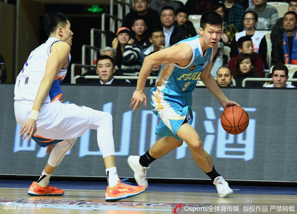 明纳拉斯迎着防守强起暴扣，双臂挂筐势大力沉，整个球馆都被这记重扣点燃，篮架似乎都在颤抖