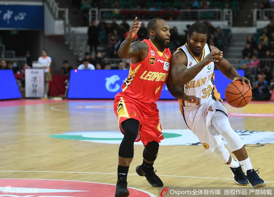 沃伦在三人包夹下依然自信出手，身体完全舒展展现顶级腰腹力量