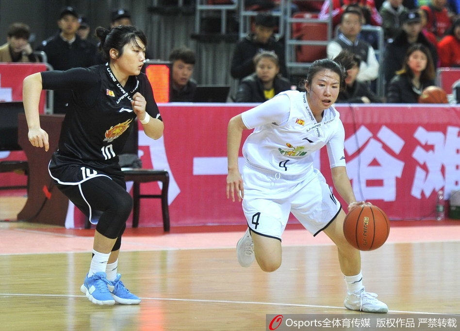 八一队主教练马跃南在场边大声指挥，他手势坚定有力，试图通过战术布置来扭转场上胶着的局势，身后的助教也神情凝重