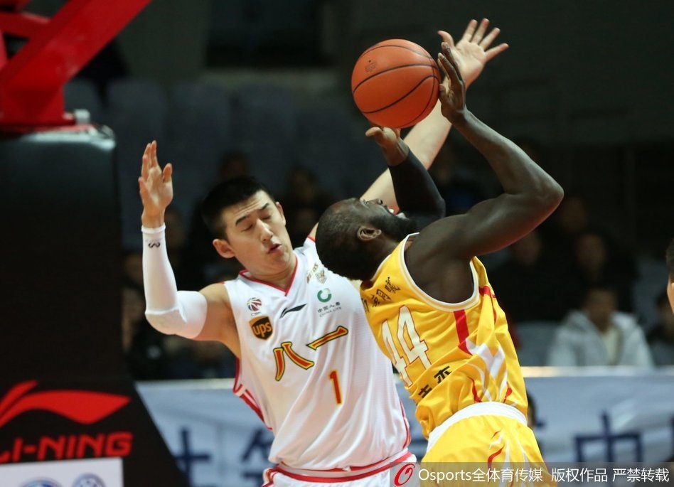 同曦队老将唐正东在篮下使出标志性的背身单打,利用厚实的身板顶开防守,准备完成决定性的一击。