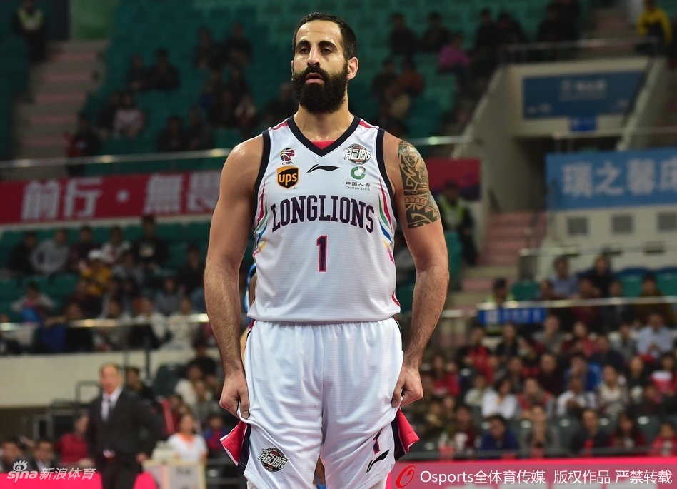 汉斯布鲁篮下卡位强吃对手,利用强壮身体顶开防守后大力灌筐,宣示内线主权