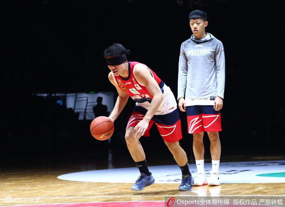 张健豪夺冠后手捧奖杯,笑容灿烂,身后的背景板记录下这位大学生球员创造历史的荣耀瞬间