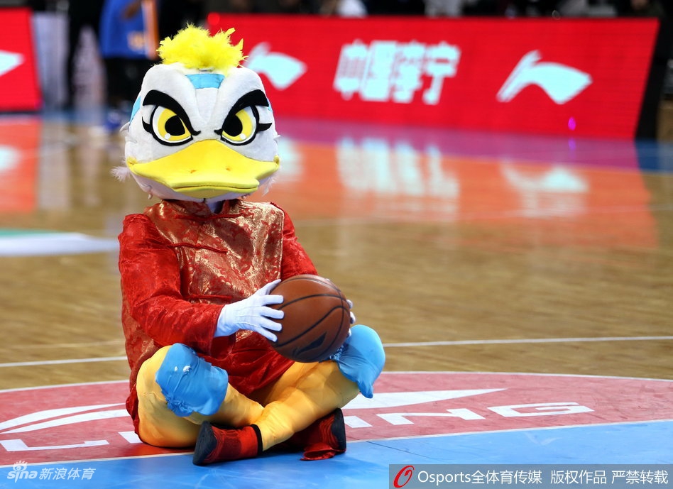 赛后，霹雳鸭穿着节日礼服与啦啦队队员们一起在场地中央向观众席挥手致意，背景大屏幕上打出了“新春快乐”的字样。