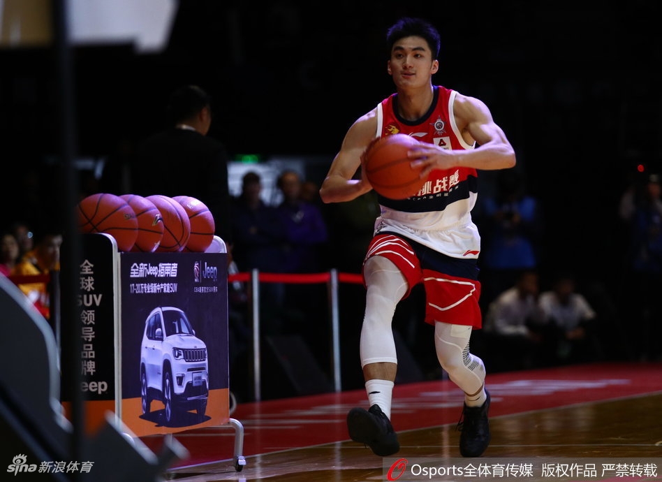 赛后于德豪捧起技巧赛冠军奖杯，汗水未干笑容灿烂，这是属于他的荣耀时刻