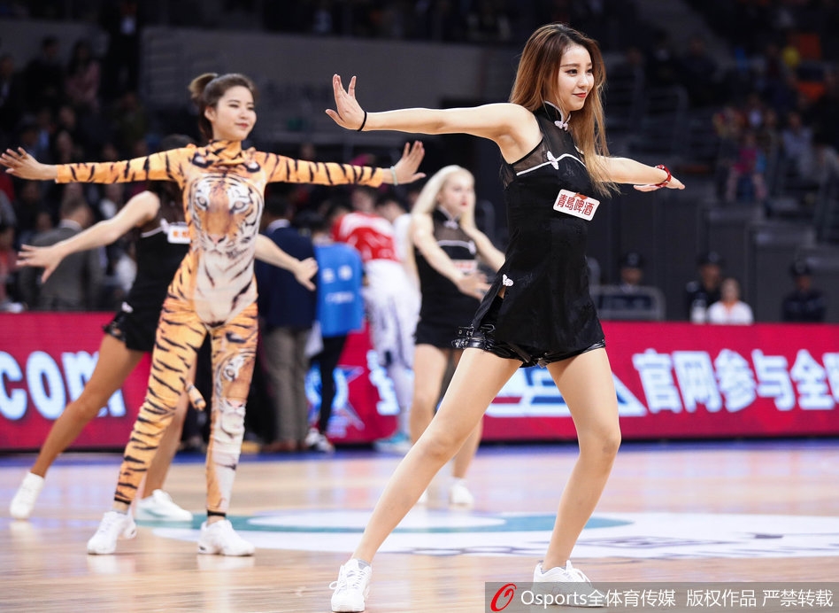 赛场中央，宝贝们身着蓝白战袍高高跃起，裙摆如海浪翻涌，定格成东莞夜空最亮的星群
