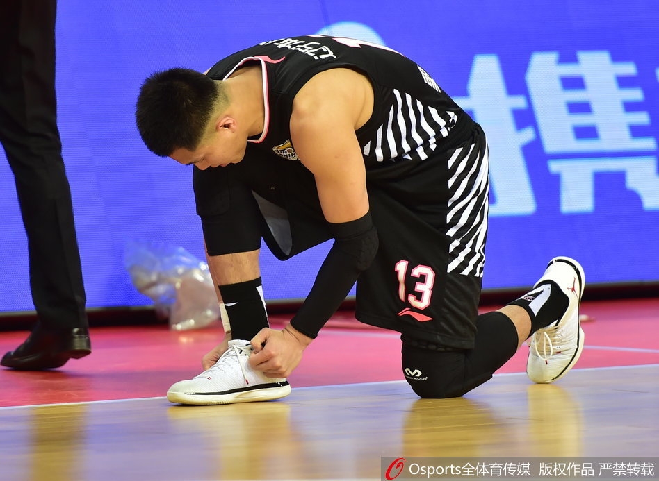 郭艾伦在高速推进中面对两人包夹,他闲庭信步般送出手术刀式直塞,助攻队友轻松上篮,尽显顶级后卫的视野与魄力。