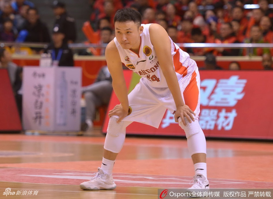 篮下混战中陶汉林高高跃起,双手灌筐的气势仿佛要撕裂篮筐