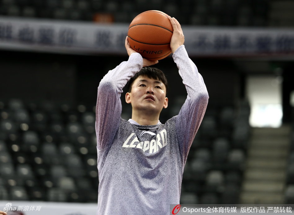 李慕豪在篮下练习勾手投篮，他高高跃起，长臂舒展，展现出亚洲顶级内线的身体天赋，在他身后是静静等待的篮球和即将到来的季后赛挑战。