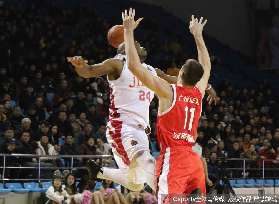 场边的吉林小球迷双手合十眼含热泪，目睹主队史诗逆转后兴奋得手舞足蹈。他的表情包不仅是童真的流露，更是寒冬里CBA赛场最温暖、最纯粹的球迷情感图腾。