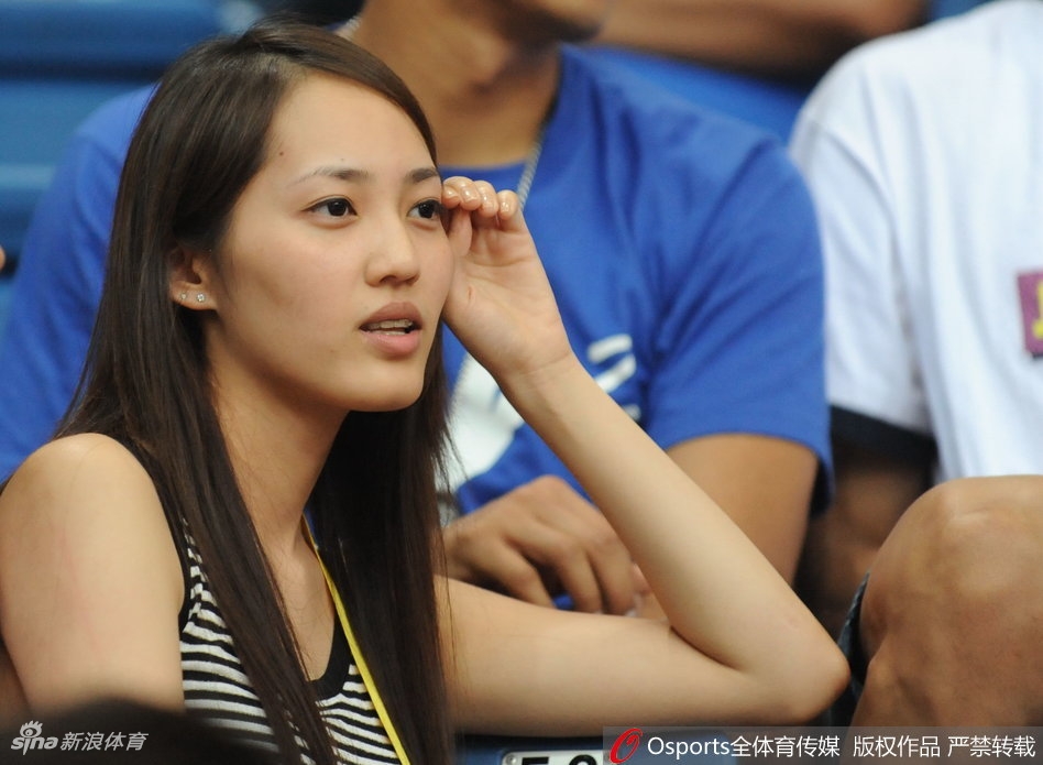 王棠云与陈建州在观众席热聊，她侧耳倾听笑得开怀，身旁的黑人也是眉飞色舞神情夸张