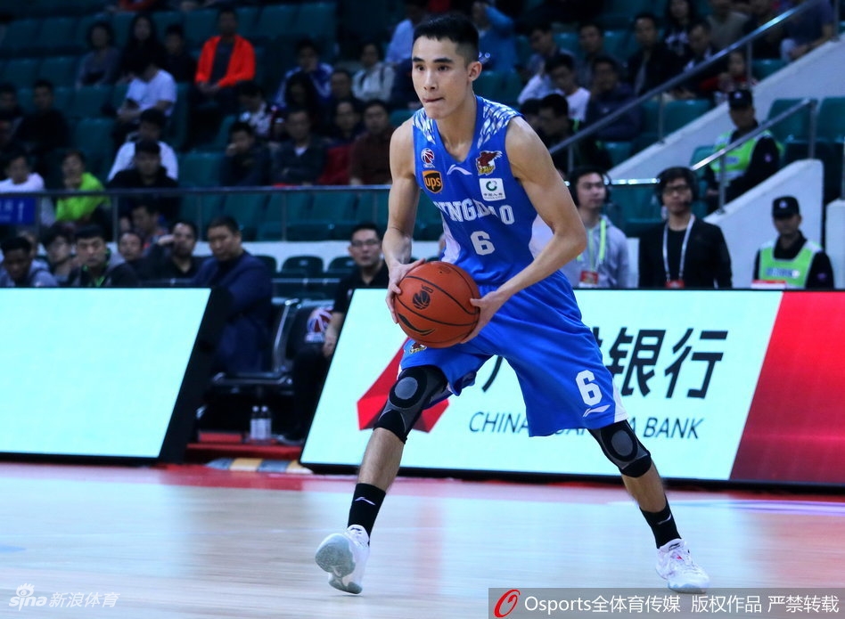 弗格面对青岛队两人夹击防守,眼神凌厉自信扬手命中高难度三分,点燃全场激情