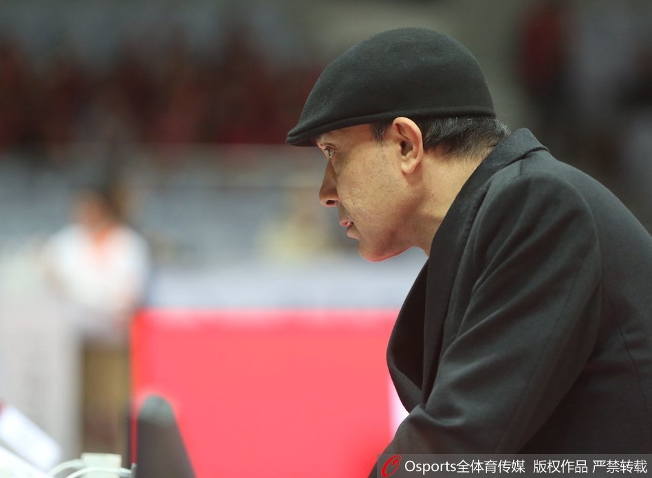 八一队年轻球员在进攻中高高跃起,试图越过同曦外援的指尖完成投篮,充满了青春的朝气和不屈。