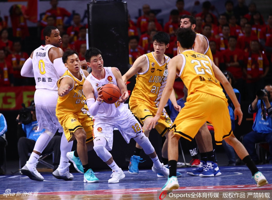 终场哨响，广厦球员们紧紧相拥庆祝这场来之不易的胜利，团队篮球的光芒在他们身上闪耀得如此夺目。