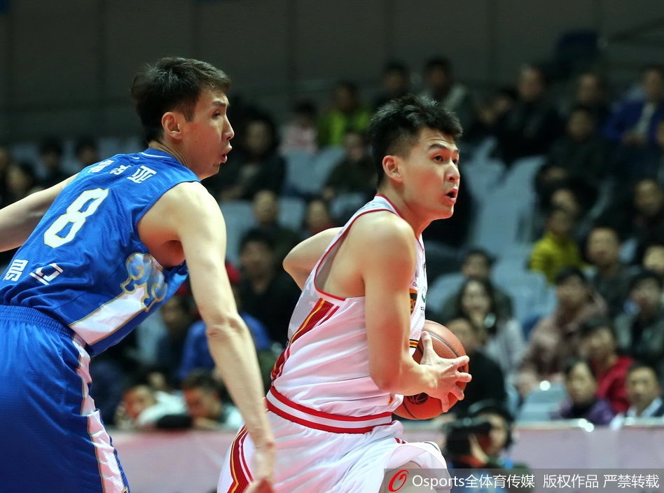 江苏队球员侯逸凡底角三分命中后,握拳怒吼,与队友撞胸庆祝,现场的气氛瞬间被点燃。