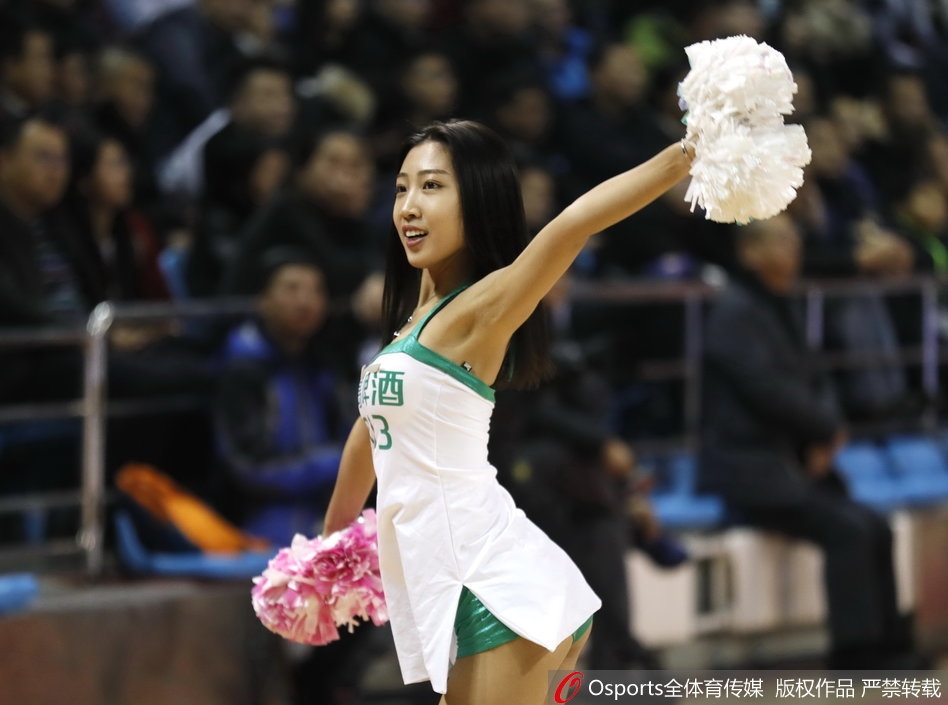 比赛胜利后，吉林篮球宝贝们在场地中央激动地拥抱在一起，脸上洋溢着灿烂笑容，庆祝主队这场来之不易的胜利