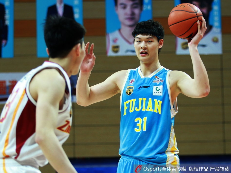 比赛结束后，浙江队的球员们紧紧围成一圈，激动地庆祝这场来之不易的逆转胜利，他们的脸上洋溢着青春无畏的笑容和钢铁般的斗志。