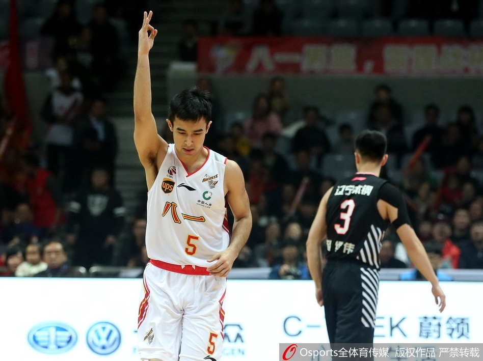 郭艾伦快速反击穿越防线,面对防守挑篮得手