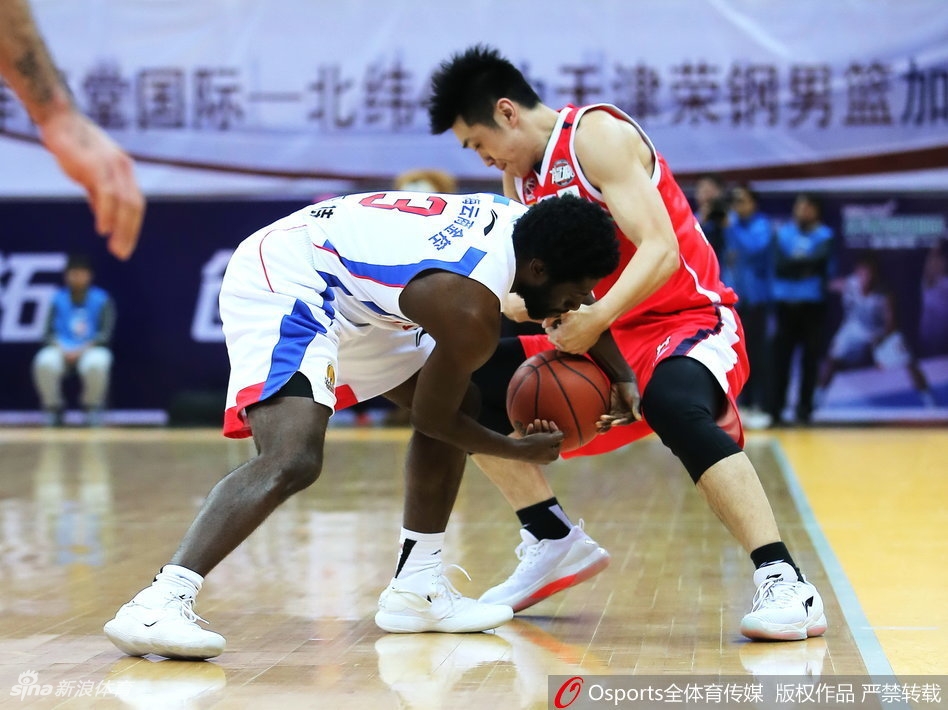 天津队外援杰特在比赛最后时刻面对三人包夹防守，毅然决然起身后仰跳投，篮球越过防守者的指尖飞向篮筐，这一球杀死了比赛悬念。