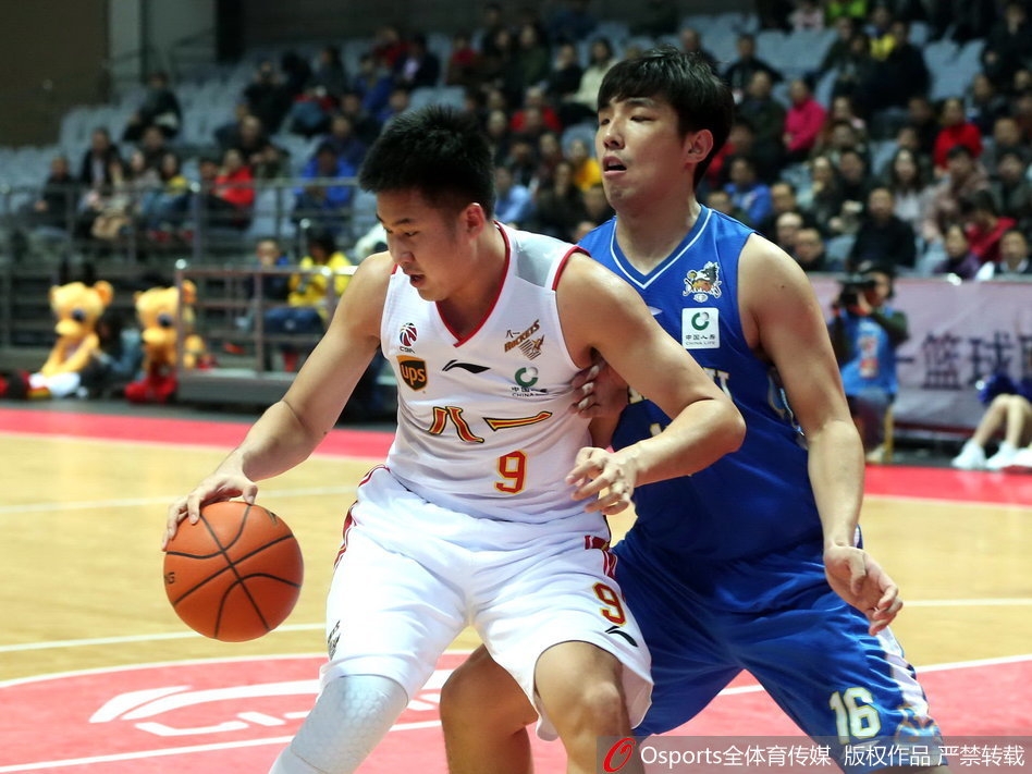 八一队内线付豪在江苏队两人夹击的缝隙中强行起跳上篮,展现了年轻球员初生牛犊不怕虎的锐气。