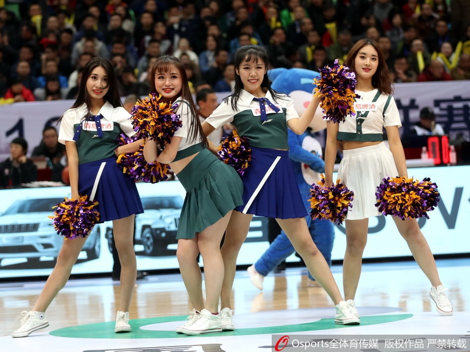 四川篮球宝贝们扎着利落的马尾辫，身着亮黄色短裙，在球场上腾空跃起，修长的腿部线条在聚光灯下格外抢眼，笑容比身后的记分牌更耀眼。