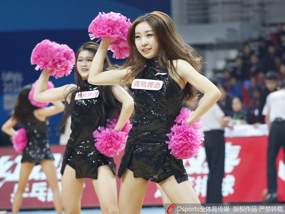 赛后,宝贝们聚在一起合影留念,她们额头挂着汗珠,但笑容依旧甜美,身后是渐渐散场的观众席,这群火辣的身影成为了这个CBA夜晚最温柔的注脚。