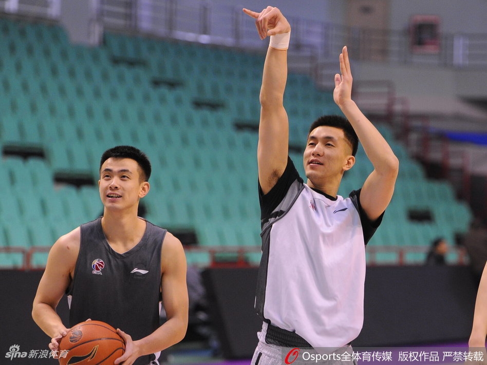 郭艾伦在训练间歇露出标志性的搞怪表情,双手比出奇特手势,仿佛在导演一出篮球喜剧。