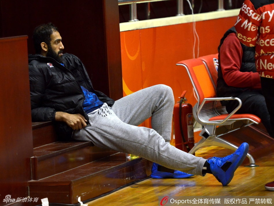 训练场边的角落里，脱去战袍的哈达迪显得格外醒目，他单手托着下巴陷入沉思，面前散落着几颗篮球，仿佛这位内线巨塔正在用脑海模拟着即将到来的篮下对抗。