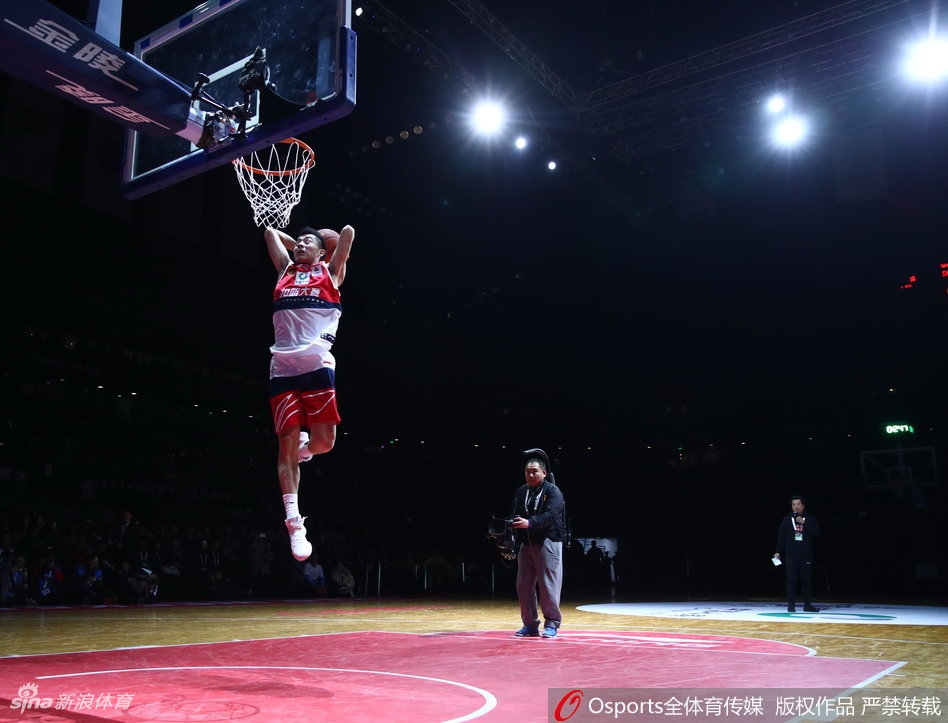 冷振铎的第二扣尝试与吉祥物配合,他试图从吉祥物手中拿球并完成360度转体扣篮,眼神充满决心