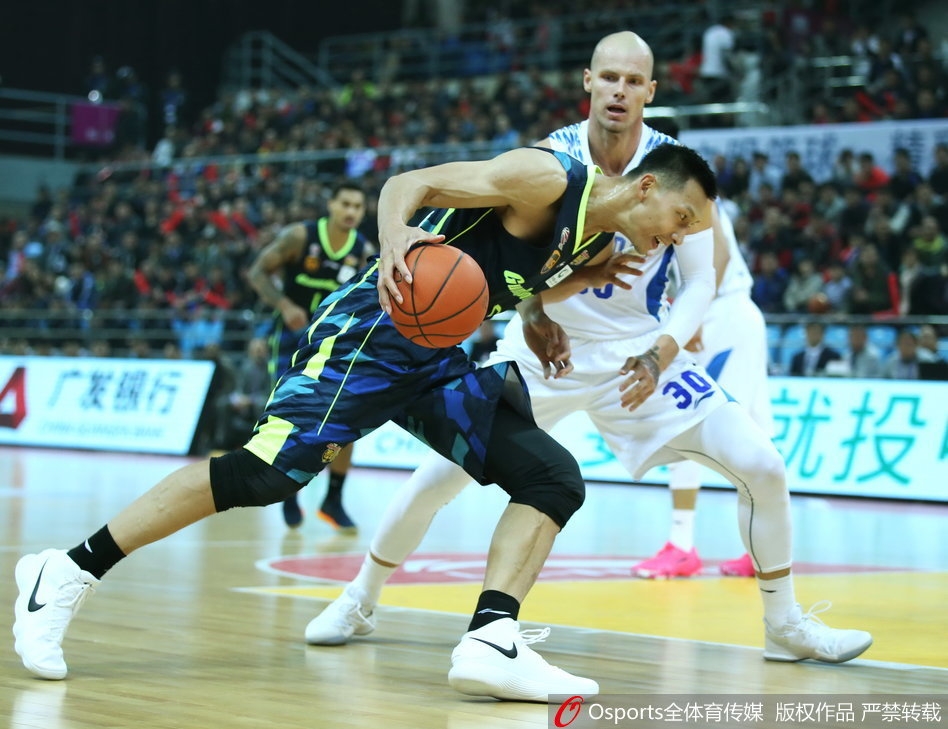 易建联在青岛队内线群中高高跃起,单臂擎天送出无情封盖,守护广东禁区