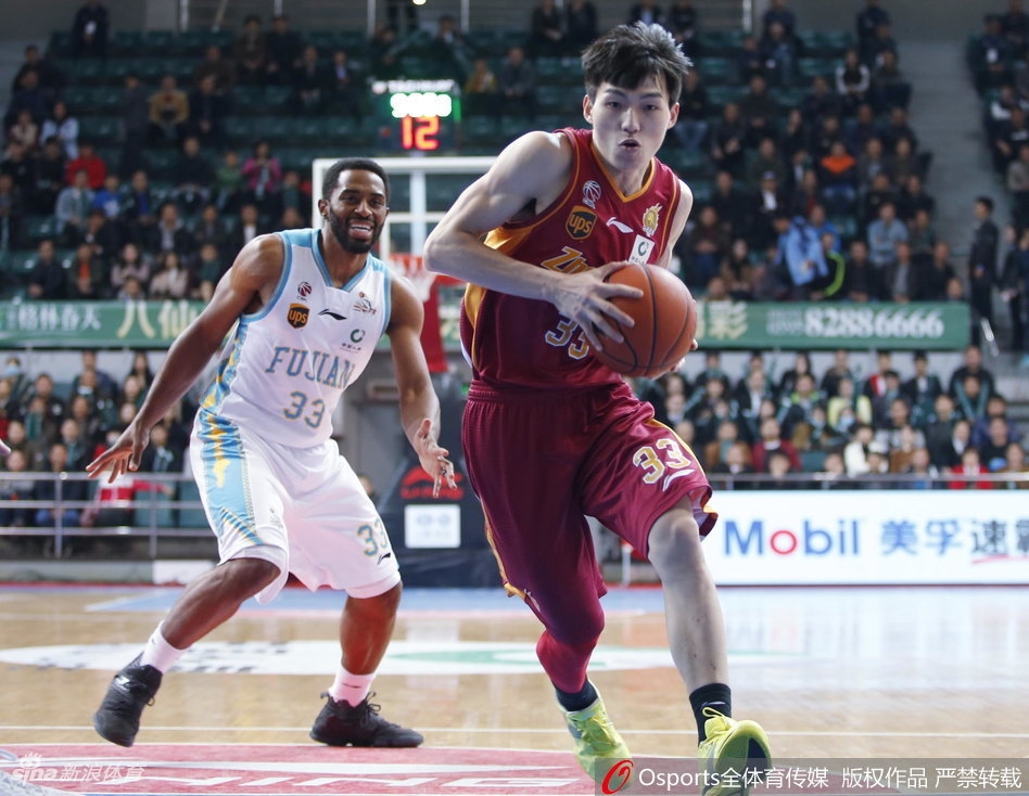 浙江队核心吴前后撤步晃开防守人,在三分线外从容出手,篮球在空中旋转,眼神中充满了自信和冷峻,这是他全场32分表演的一个缩影