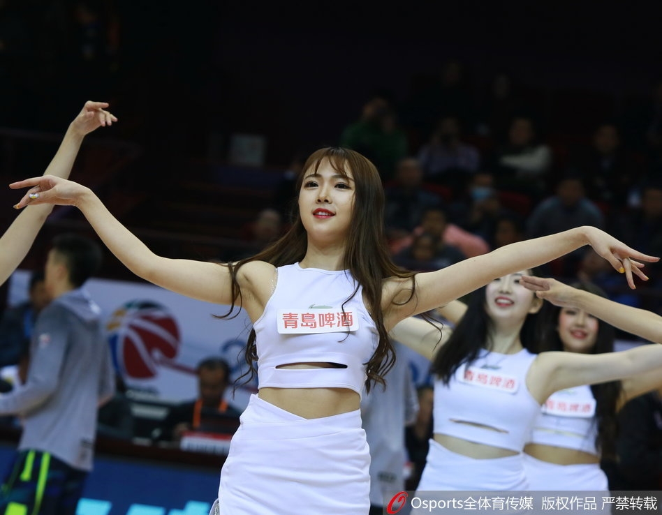 宝贝们后仰下腰，柔韧的身躯与动感的节奏完美融合，展现力量与曲线的美感