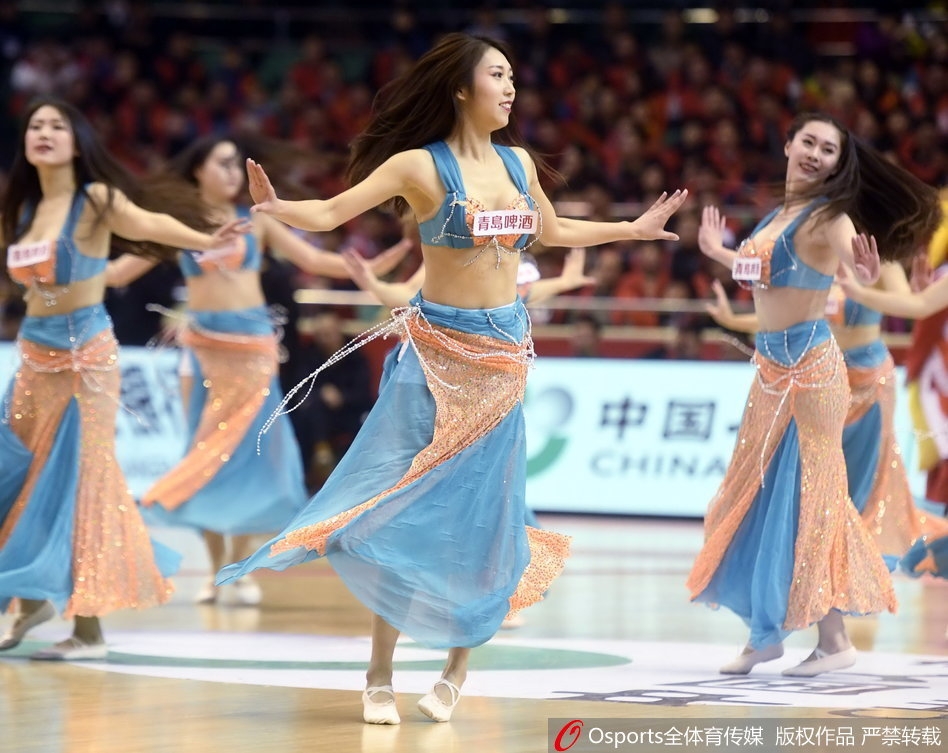 赛场中央，山东高速篮球宝贝们统一身着亮黄色性感短裙，伴随着劲爆的音乐高高抬腿，动作整齐划一，修长美腿一览无余，她们用最专业的素养诠释着篮球宝贝的动感与活力，丝毫不介意高难度动作带来的视线关注。