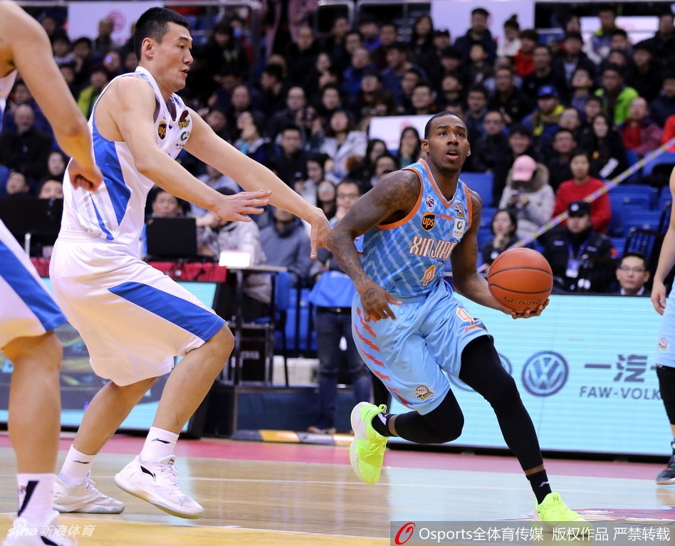 新疆队当家后卫亚当斯在青岛队多人围堵下，如闪电般强行突破上篮，身体在空中拉出满弓，引爆全场激情。