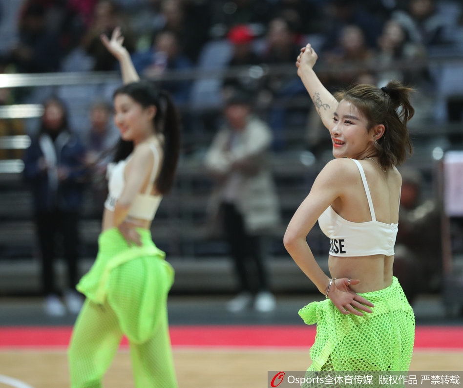 领舞宝贝眼神专注，手臂舒展如天鹅，紧身小背心勾勒出动人曲线，汗水在灯光下闪着光