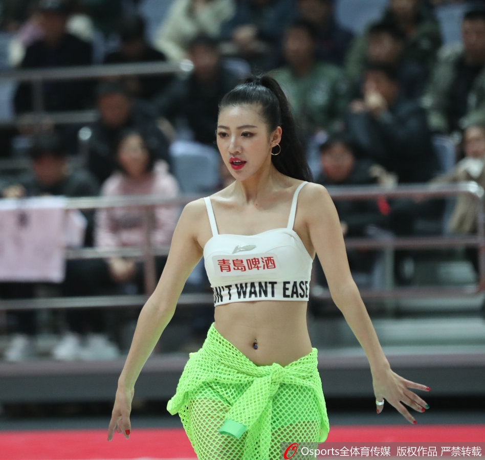 两名宝贝背靠背摆出帅气pose，一个俏皮眨眼，一个自信微笑，身后的大屏幕恰好捕捉到这个瞬间