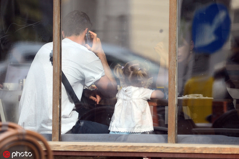 莱万推着婴儿车走过华沙街头的石砖路，大女儿乖巧地跟在身旁，一家四口在午后的阳光里散步，仿佛一幅动人的油画。